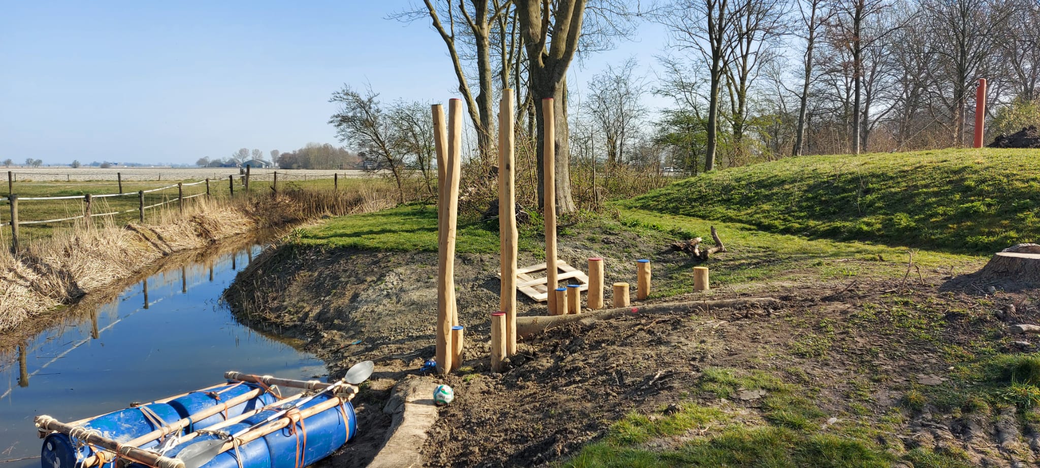 Natuurvriendelijke oever met vlot